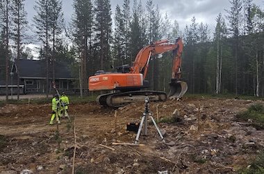 service-1 Koneurakointi Jaakko Niva Oy ammattilaiset ja Hitachi kaivinkone tekemässä mökkipohjan pohjatöitä mittalaitteiden kanssa Ylläksellä