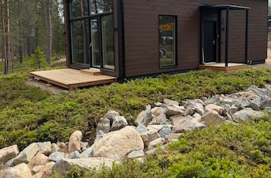 service-1 Koneurakointi Jaakko Niva Oy:n toteuttama valmis kunttapiha ja luonnonkiviasetelma mökin pihanrakennuksessa Lapissa.