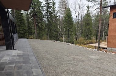 service-1 Koneurakointi Niva Oy tekee piha-alueiden pohjatyöt ja talvikunnossapidon Ylläksellä