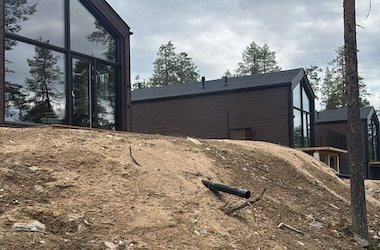 service-1 Koneurakointi Jaakko Niva Oy:n toteuttama rinnitontin muotoilu ja mökin piharakentaminen Tunturilapissa.